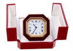 CARTIER  LES MUST CARTIER -  DESK CLOCK CARTIER LES MUST DE CARTIER COM FUNÇÃO DE ALARME, MOVIMENTO DE CORDA MANUAL, MOSTRADOR OCTOGONAL EM ESMALTE BRANCO COM ALGARISMOS ROMANOS EM ESMALTE PRETO EM CAIXA OCTOGONAL EM METAL DOURADO E ESMALTE VERMELHO. LINDO ESTOJO ORIGINAL CARTIER EM COURO VERMELHO REMATADO EM OUTRO. FRANÇA. 75 MM X 75 MM.