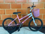 BICICLETA - Bicicleta infantil modelo feminina HELLO KITTY, na cor rosa , acompanha buzina e rodinhas, cestinho. bom estado de conservação