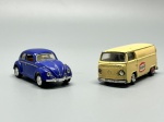 17)Miniatura kombi texaco com parte móvel e fusca azul 1/64