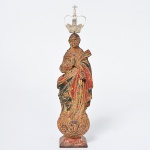 Nossa Senhora da Conceição - Belissima Imagem em madeira policromada e dourada, ricamente entalhada, base com Anjo, Acompanha Coroa de prata, medindo 18 cm. Brasil XVIII.