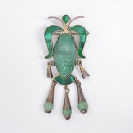 Antigo Broche em Jade com prata, representando Figura, medindo 6 cm de comprimento.