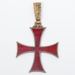 Cruz de Cristo - Belissima Comenda em prata vermeil e esmalte, ricamente cinzelada, medindo 10 cm de comprimento por 7 de largura. Brasil séc. XIX. Excelente estado de conservação.