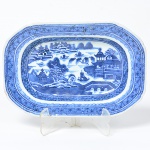 Raríssima Travessa miniatura em porcelana de Macau, azul e branca, medindo 12,5 cm por 19 cm. China séc. XIX.