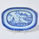 Raríssima Travessa miniatura em porcelana de Macau, azul e branca, medindo 12,5 cm por 19 cm. China séc. XIX.