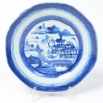 Antigo Prato raso em porcelana de Macau, pintura de paisagem, medindo 22 cm de diâmetro. Séc. XIX.