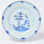 Antigo Prato raso em porcelana Chinesa, pintura de Flores, medindo 23,5 cm de diâmetro. Séc. XIX.