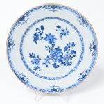 Antigo Prato raso em porcelana Chinesa, pintura de Flores, medindo 23 cm de diâmetro. Séc. XIX.