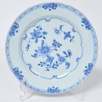 Antigo Prato raso em porcelana Chinesa, pintura de Flores, medindo 23 cm de diâmetro. Séc. XIX.