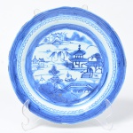 Antigo Prato raso em porcelana de Macau, pintura de paisagem, medindo 22,5 cm de diâmetro. Séc. XIX.