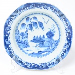 Antigo Prato fundo em porcelana Chinesa, com Paisagem no interior, medindo 22,5 cm de diâmetro. Séc. XIX.