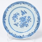 Antigo Prato raso em porcelana Chinesa, com Paisagem no interior e flores na borda, medindo 22,5 cm de diâmetro. Séc. XIX. Pequeno bicado.