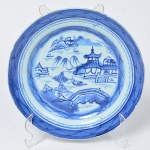 Antigo Prato raso em porcelana de Macau, pintura de paisagem, medindo 22,5 cm de diâmetro. Séc. XIX.