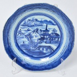 Antigo Prato raso em porcelana de Macau, pintura de paisagem, medindo 22,5 cm de diâmetro. Séc. XIX.