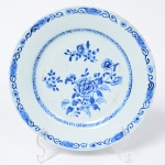 Antigo Prato raso em porcelana Chinesa, pintura de Flores, medindo 23 cm de diâmetro. Séc. XIX.