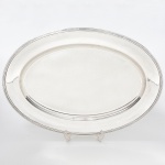 Christofle - Monumental Travessa oval, contrastada, com friso na borda, medindo 44 cm por 63 cm.