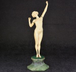 Paul Philippe (1870 - 1930) - Magnifica Escultura em Marfim com base em Jade, assinada, representando Nu feminino, medindo 22,5 cm de altura.