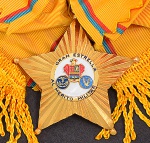 Ordem do Mérito Militar do Equador - "Gran Estrella al Merito Militar", medalha com fita transversal, equivalente ao grau de Gran Cruz. Concedida nos anos 2000, medindo 8,5 cm.