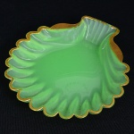 Baccarat - Belissimo Covilhete em opalina verde, em forma de concha, com borda ondulada e friso dourado, medindo 14,5 cm por 13,5 cm. França séc. XIX.