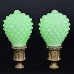 Baccarat - Belissimo Par de Pinhas em opalina verde, em forma de pinha, medindo 14,5 cm. França séc. XIX.