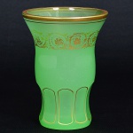 Baccarat - Magnifico Copo em opalina verde, pintura em dourado, medindo 13,5 cm. França séc. XIX.