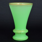 Baccarat - Magnifico Vaso em opalina verde, pintura em dourado, medindo 20 cm. França séc. XIX.