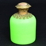 Baccarat - Belissimo Perfumeiro em opalina verde, com aplicações de bronze, medindo 10 cm de altura. França séc. XIX.