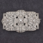 Belíssimo Broche de platina, todo cravejado de diamantes, com aproximadamente 2 CT, medindo 4 cm por 6,5 cm.