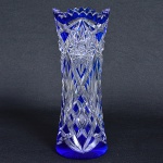 Belissimo Vaso em cristal azul, ricamente lapidado com borda recortada, medindo 26 cm de altura.