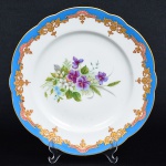 Belissimo Prato em porcelana Francesa, pintura de flores no centro, borda azul, medindo 22 cm.