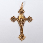 Antigo Crucifixo em ouro, ricamente cinzelado, medindo 6,5 cm. Brasil séc. XIX.