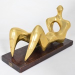 Mario Agostinelli (1915-2000) - Escultura em bronze com Base em madeira, assinado, representando Mulher, medindo 23 cm por 41 cm por 14 cm.