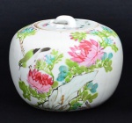 Antigo Potiche com tampa e Bule com tampa em porcelana Chinesa, pintura de flores, medindo 11 cm e 7 cm de altura. Séc. XIX.