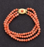 Belissima Pulseria de Coral de 3 voltas com fecho de prata dourada, medindo 19 cm de comprimento.