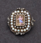 Belissimo Broche em ouro amarelo com perolas, diamantes e miniatura pintada sobre porcelana, medindo 3,5 cm. França séc. XIX.