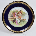 Grande Prato para Bolo em porcelana Francesa, marcada, com rica pintura no centro, representando Cena Galante, medindo 32,5 cm de diâmetro.