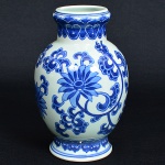 Vaso em porcelana Chinesa, marcada, pintura de flores, medindo 21 cm de altura.