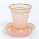 Baccarat - Belissimo Copo com presentoir, em opalina Francesa, na cor rosa com friso dourado, medindo 8 cm de altura. Séc. XIX.