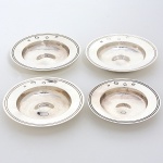 Conjunto de 4 Bowls em prata Inglesa, contrastado, forma redonda, medindo 11 cm de diâmetro. Pesando 365 g.