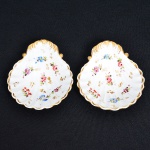 Barão de Muriaé - Antigo Par de Covilhetes em porcelana Francesa, rica pintura de flores, em forma de concha, medindo 12 cm por 10 cm. Séc. XIX.