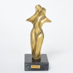 CELINA LISBOA - Escultura em bronze dourado, assinada, representando Cena Romântica, sobre base em granito, medindo 22 cm de altura.