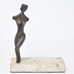 Celina Lisboa - Porta Retrato em bronze assinada "Celina", representando Corpo Feminino, sobre base de granito bege, medindo 24 cm de altura.