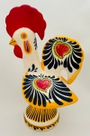 Galo de Barcelos em cerâmica, pintado à mão, pequenos sinais do tempo na crista. Med. 27x17 cm.