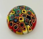 Peso de papel em vidro de murano millefiori, em perfeito estado. Med. Diâm. 6 cm.