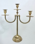 Candelabro para três velas em metal, haste em metal torcido na cor dourada. Med. 32x28 cm.