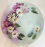 Prato em porcelana Schmidt, pintado à mão com decoração floral, Rita datado 89. Med. Diâm. 26 cm.