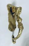 Batedor de porta / aldrava em bronze. Med. 16x6 cm.