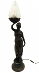 Belíssima e grande luminária em bronze composta por escultura feminina segurando tocha, com cúpula em vidro fosco com relevos representando o fogo. Med. 76x18x17 cm.