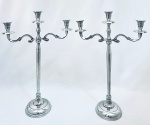 Par de candelabros altos, para três velas, em metal. Med. 50x34 cm.