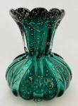 Vaso em vidro de murano verde, decorado com partículas douradas, gomado, com borda ondulada, em perfeito estado. Med. 15x12 cm.