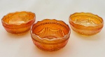 ESBERARD - Três bowls/potes em vidro Esberard Rio, carnival glass, decorados com relevos e borda ondulada, em ótimo estado. Med. 10x4,5 cm.